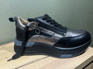 Дамски спортни обувки модел 9056 – златисто-черни